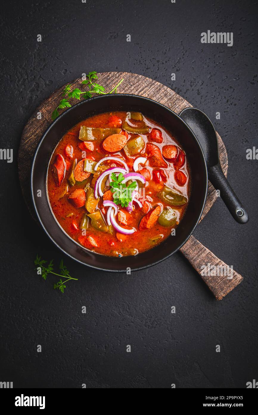 Tradizionale zuppa di Solyanka - zuppa spessa e acida di origine russa Foto Stock