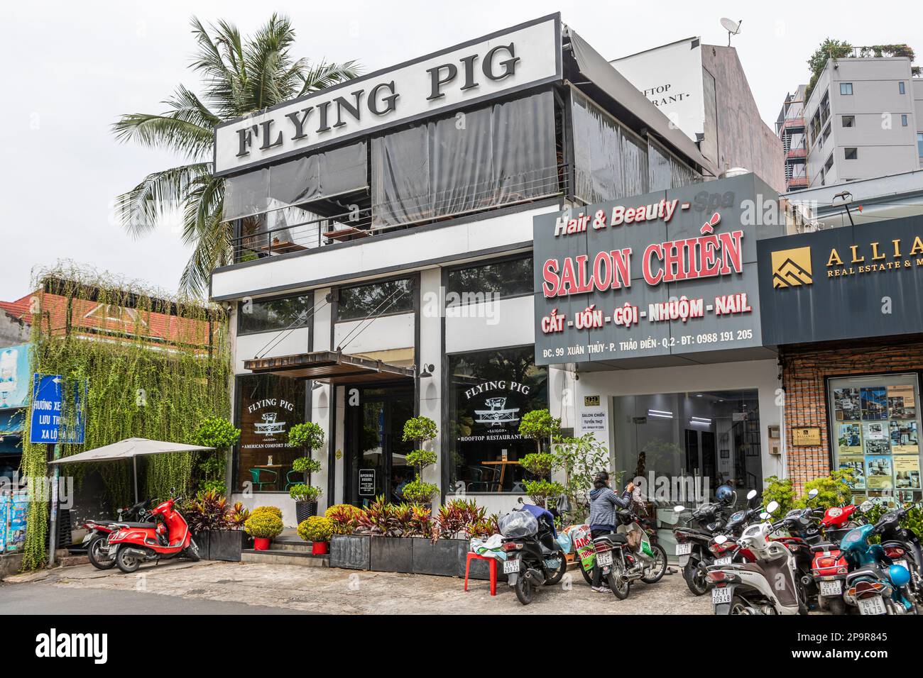 The Flying Pig pub on Xuan Thuy, District 2, ho Chi Minh City, Vietnam. Foto Stock