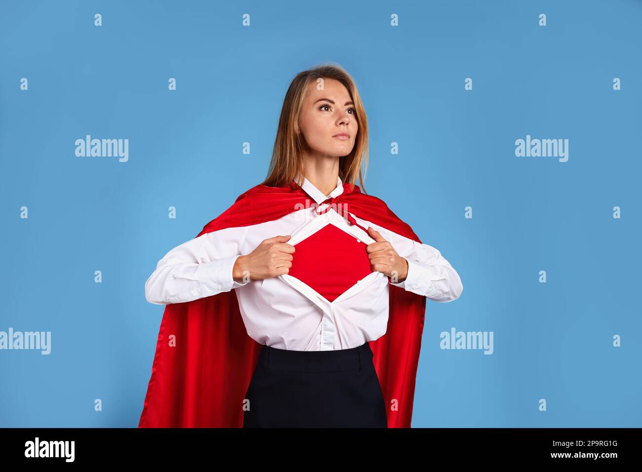 Donna sicura che indossa il costume di supereroe su sfondo giallo Foto  stock - Alamy