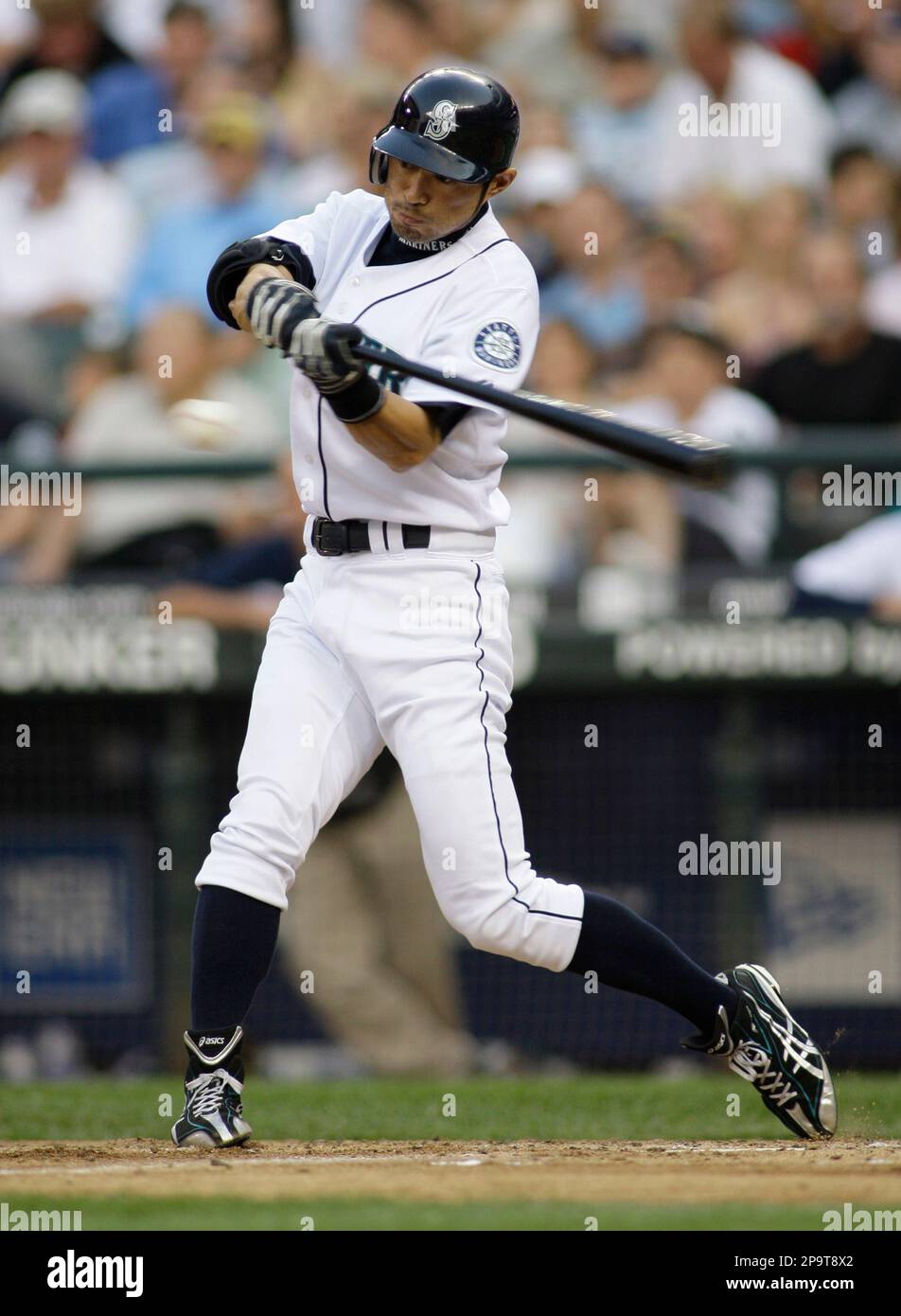 Seattle Mariners' Ichiro Suzuki singles in the third inning of a baseball game against the Minnesota Twins, Tuesday, Aug. 5, 2008, in Seattle. (AP Photo/Ted S. Warren) Foto Stock