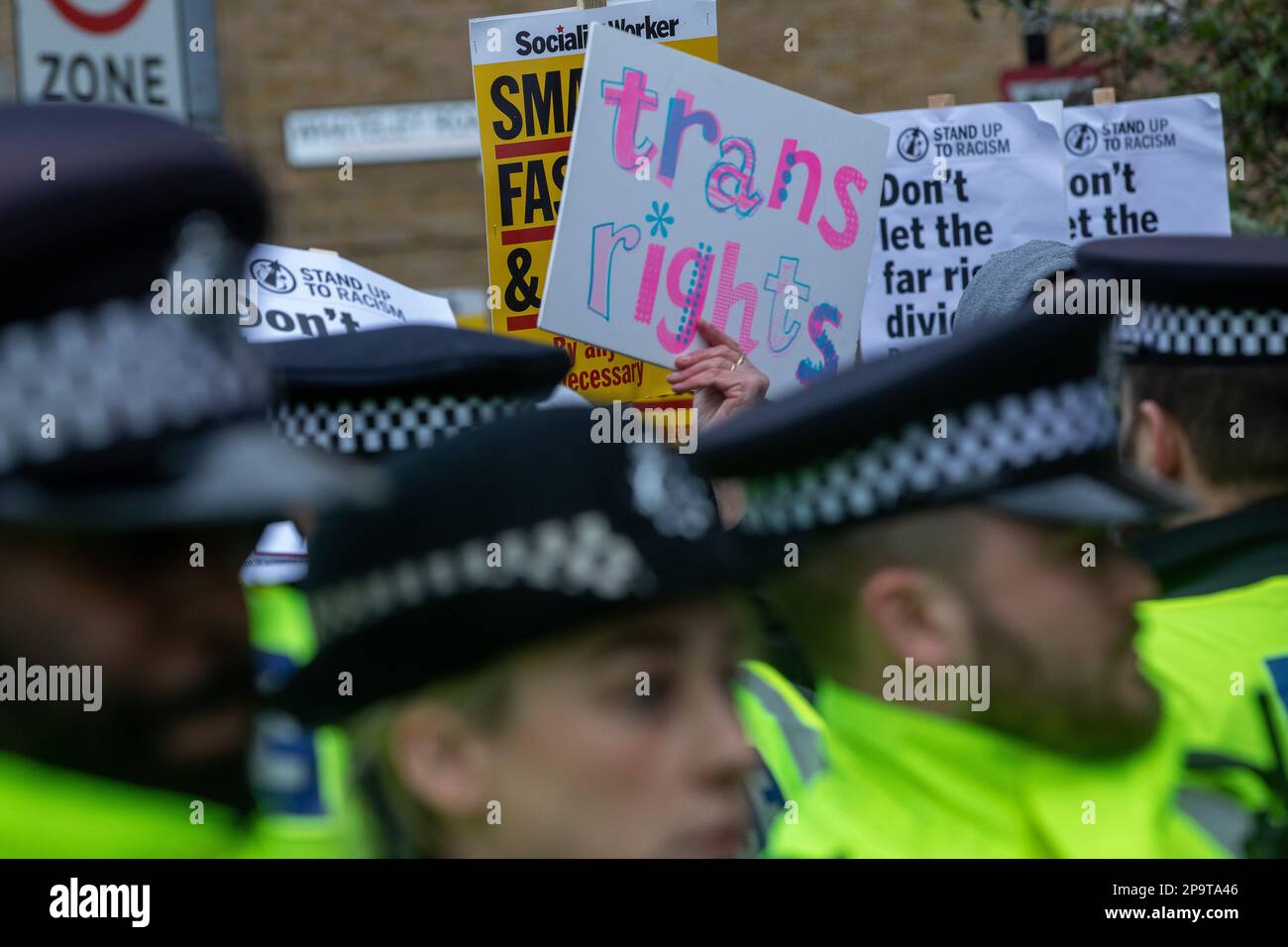 Londra, Regno Unito. 10th marzo, 2023. Anti-fascisti, persone LGBTIQA+ e residenti locali assistono ad una contro-protesta di una piccola protesta da parte dei sostenitori dell'organizzazione no-profit di destra Turning Point UK contro un evento Drag Queen Story Time che credevano fosse stato programmato per avere luogo presso il pub Great Exhibition di East Dulwich. Turning Point UK, così come i gruppi di estrema destra come Patriotic alternative, hanno cercato di impedire che gli eventi precedenti di Drag Queen Story Time abbiano luogo. Credit: Notizie dal vivo di Mark Kerrison/Alamy Foto Stock