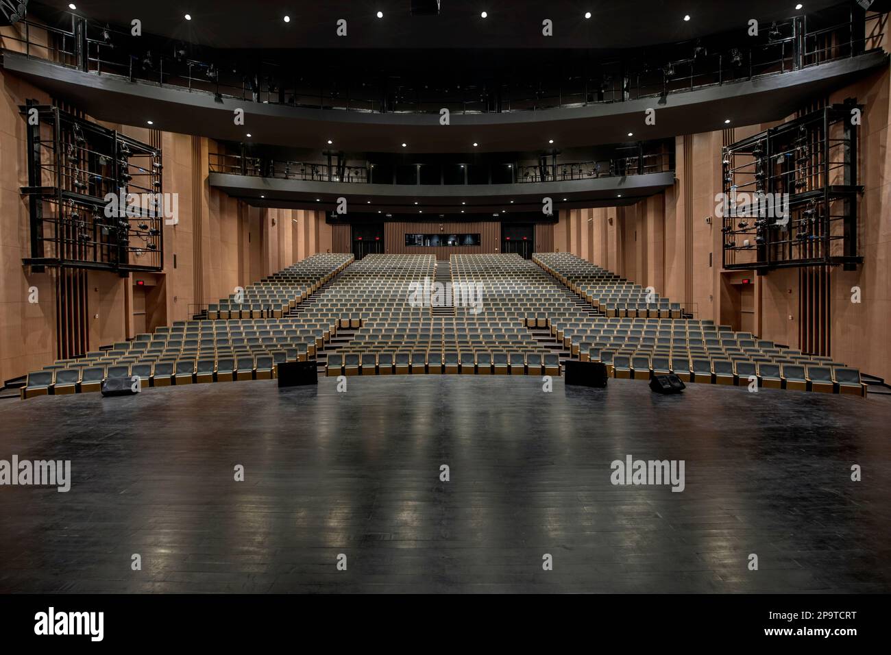 All'interno di un moderno auditorium vuoto, sedie vuote, vista dal palcoscenico del teatro. Foto Stock