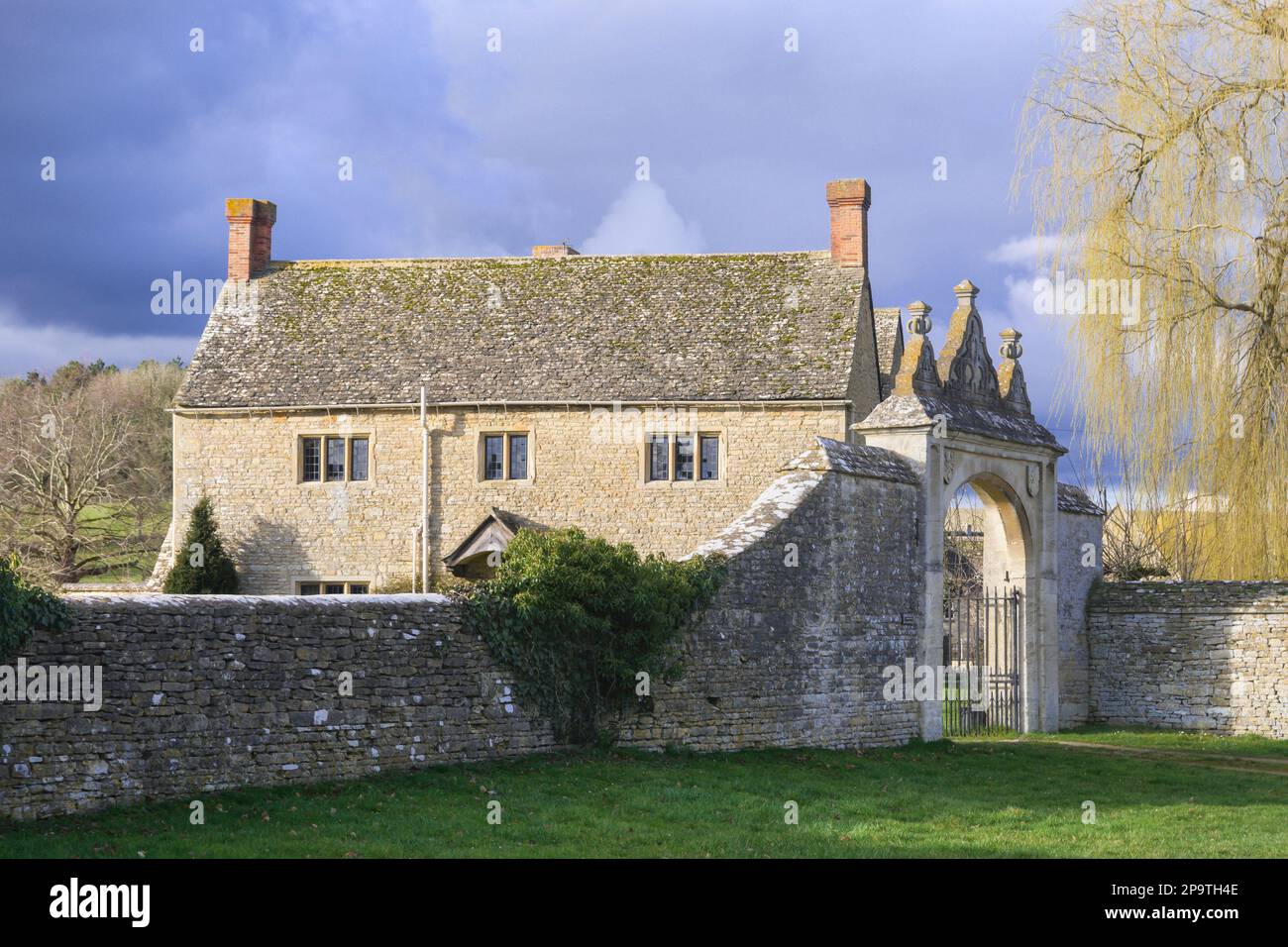 17th ° secolo pietra porta di casa nel villaggio di Tackley Oxfordshire Inghilterra Regno Unito Foto Stock