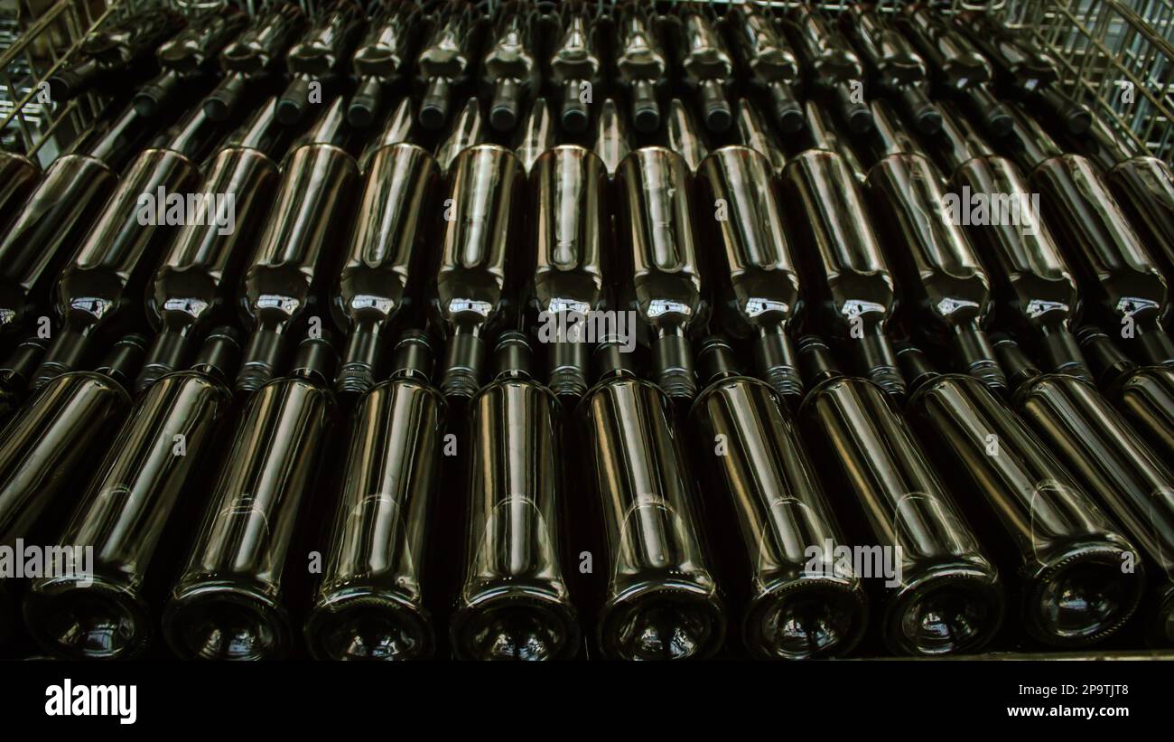 Linea di imbottigliamento vino - impianto automatico in cantina foto stock. Fabbrica di bottiglie, stack / pile di bottiglie Foto Stock