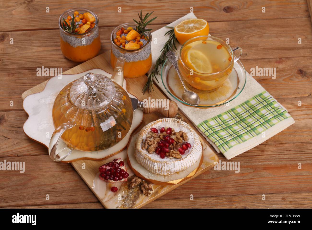 Camembert con tè e dolci Foto Stock