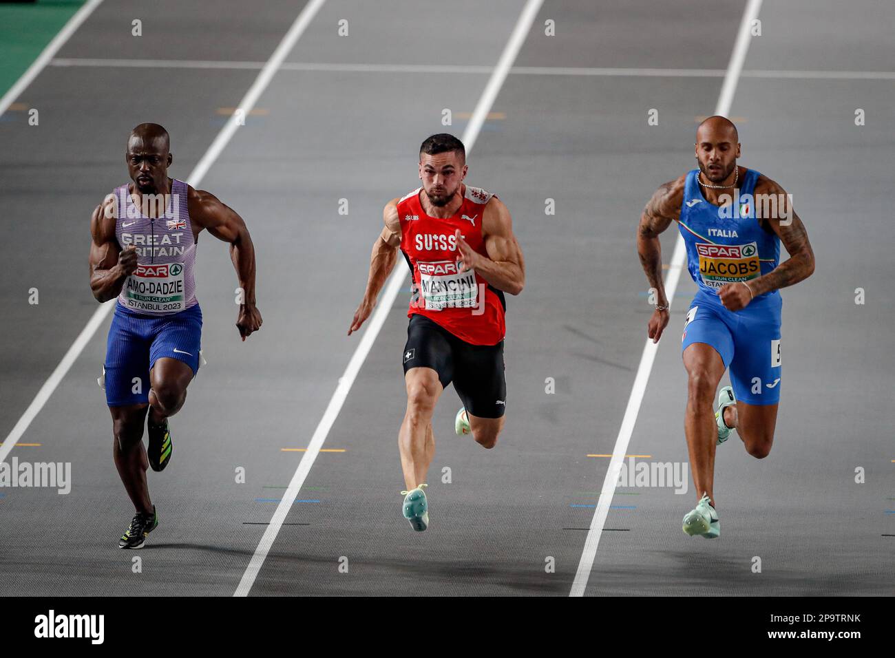 Istanbul, Turchia, 4 marzo 2023. Eugene Amo-Dadzie di Gran Bretagna, Lamont Marcell Jacobs d'Italia, Pascal Mancini di Svizzera gareggiano nel 60m nella gara maschile durante i Campionati europei di Atletica 2023 - Day 2 all'Atakoy Arena di Istanbul, Turchia. Marzo 4, 2023. Credito: Nikola Krstic/Alamy Foto Stock