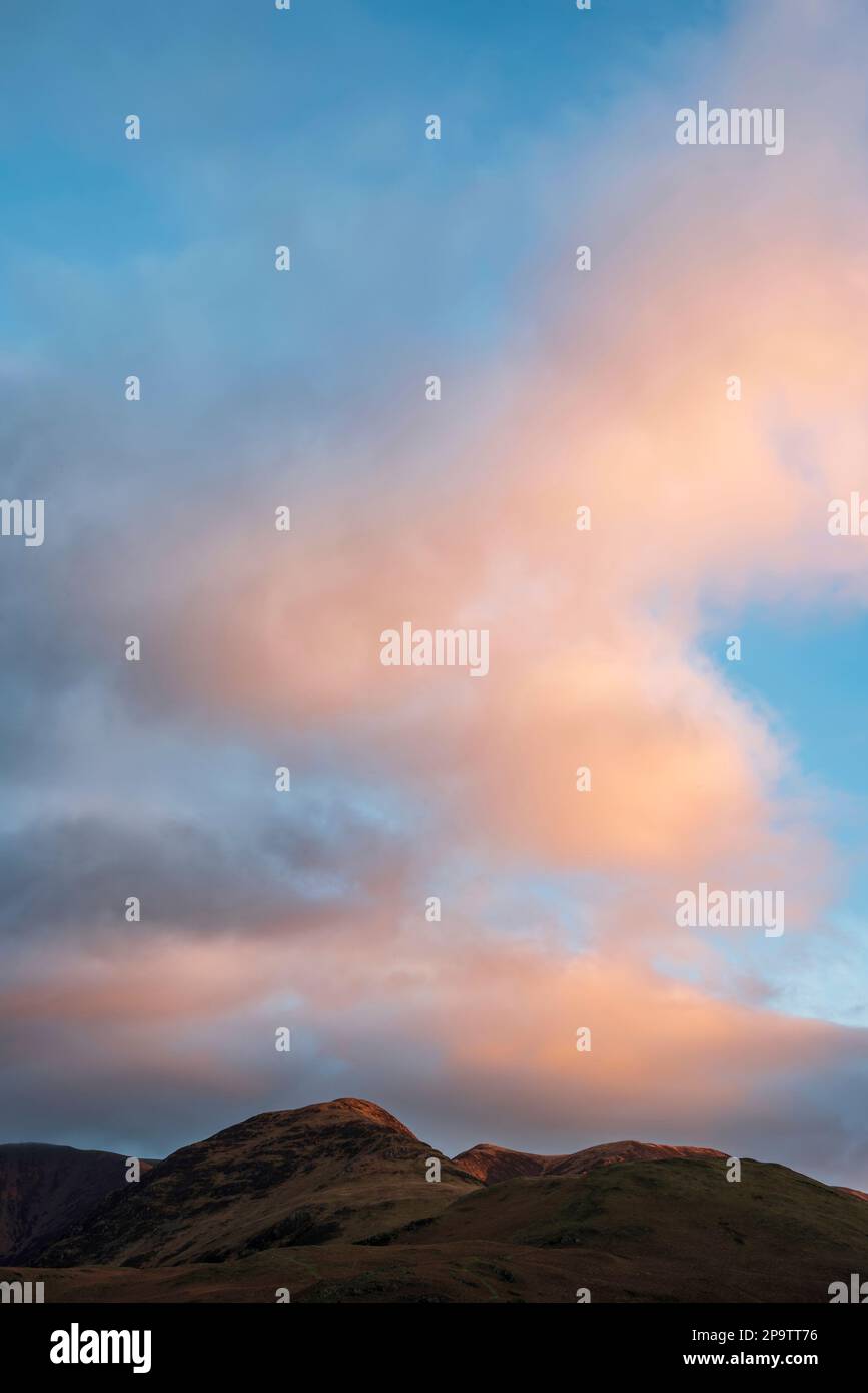 Bellissimo paesaggio invernale drammatico alba a Buttermere nel Lake District in Inghilterra Foto Stock