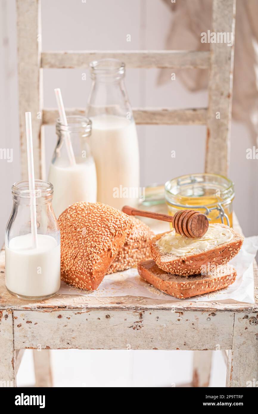 Panini fatti in casa con miele come fonte di calcio e proteine. Colazione con latte e miele. Foto Stock