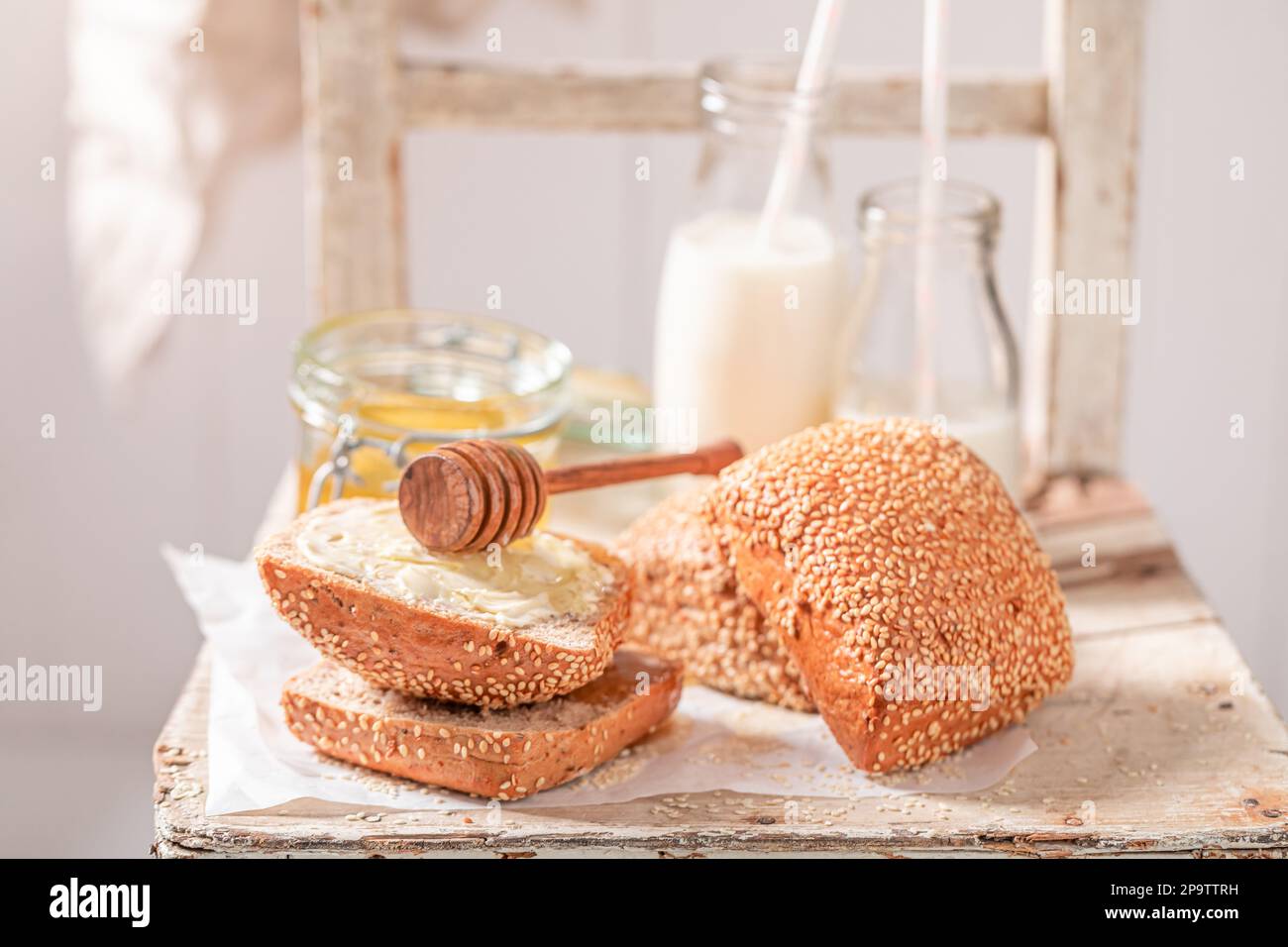 Panini sani con miele come fonte di calcio e proteine. Colazione con latte e miele. Foto Stock