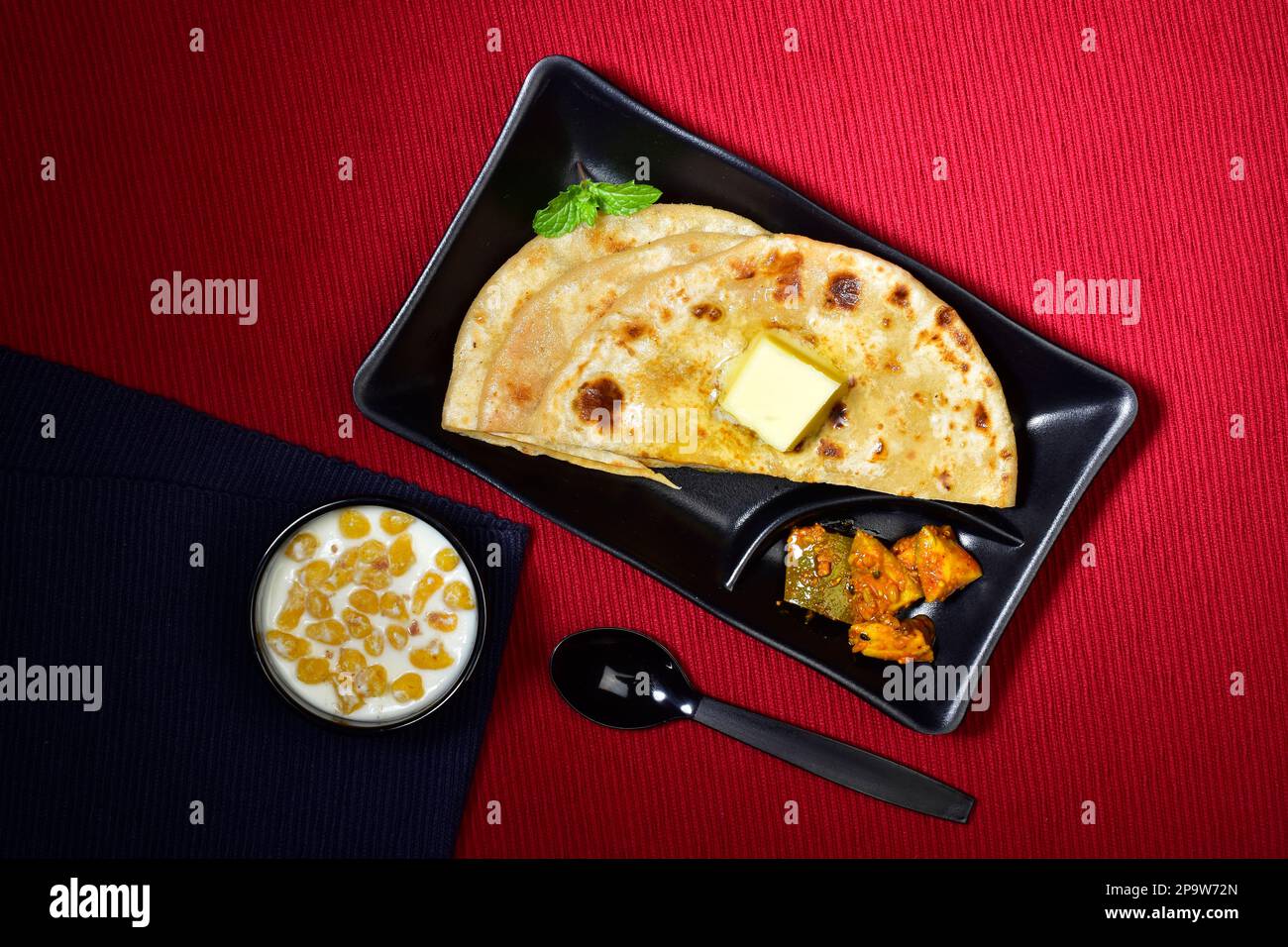 Alo paratha con raita e achar, sana colazione indiana Foto Stock