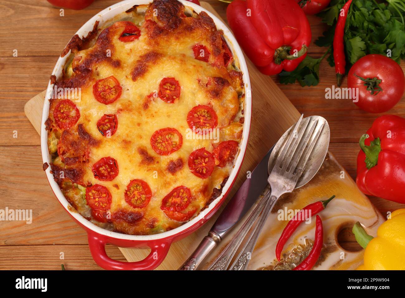 Zucchine al forno con pomodori e formaggio Foto Stock