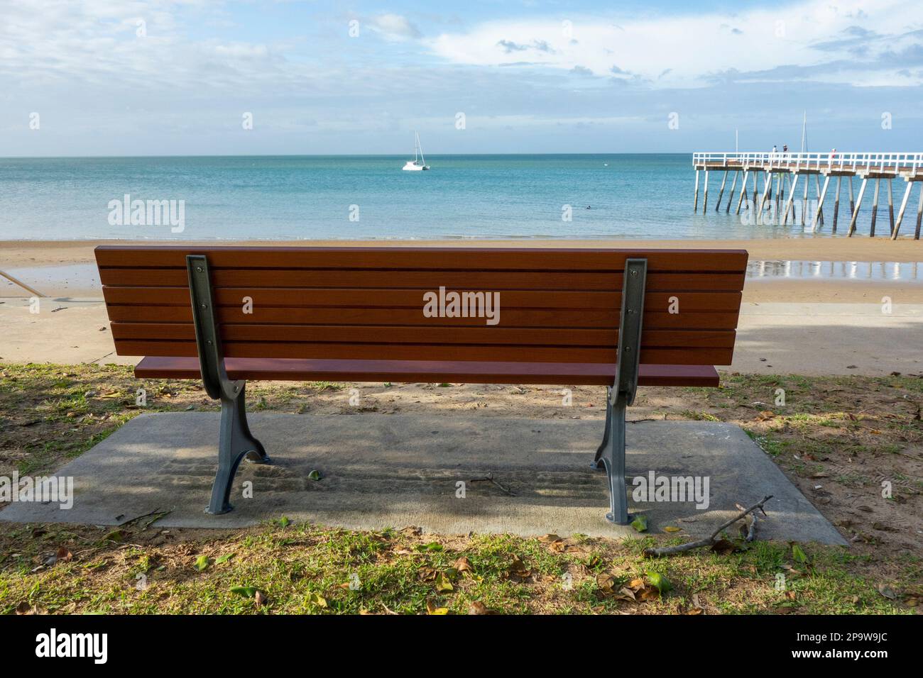 Panca vuota all'ombra sulla spiaggia di Torquay, Hervey Bay, Queensland, Australia Foto Stock
