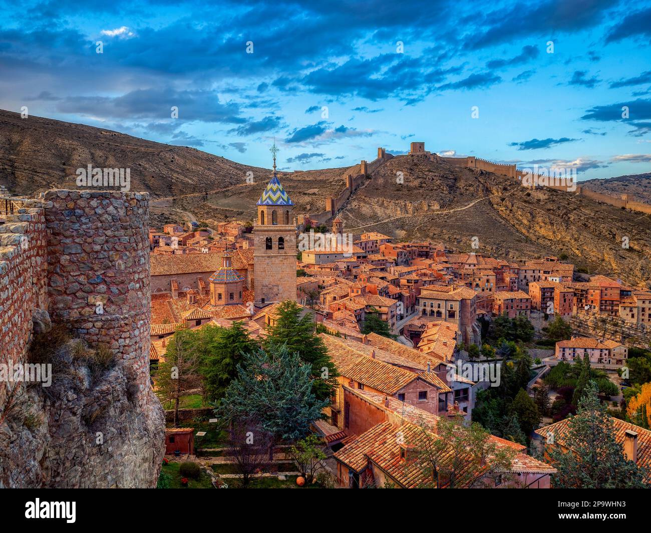 Vista su Albarracin con le sue mura e la sua cattedrale. Foto Stock