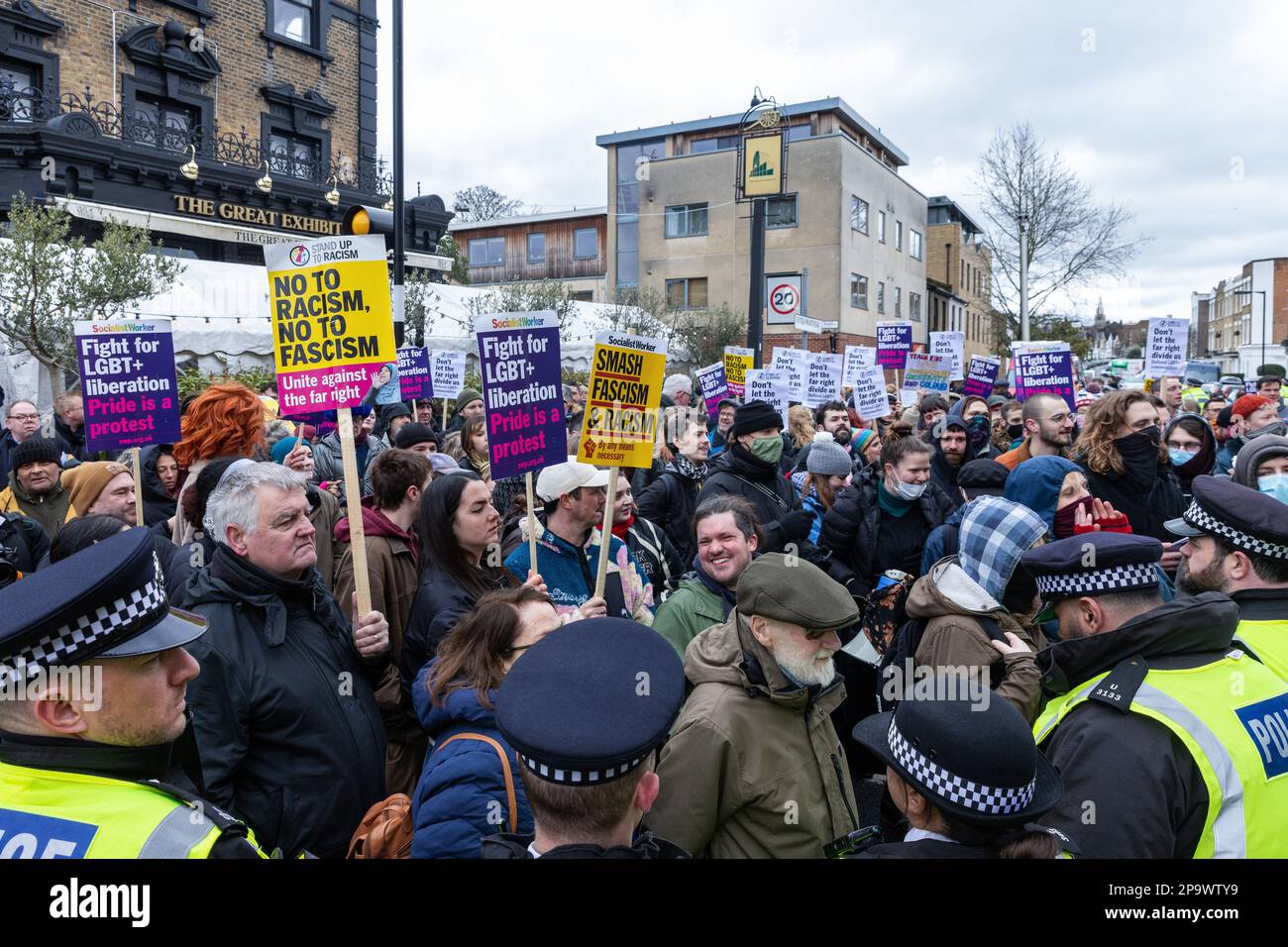 Londra, Regno Unito. 10th marzo, 2023. Anti-fascisti, persone LGBTIQA+ e residenti locali assistono ad una contro-protesta di una piccola protesta da parte dei sostenitori dell'organizzazione no-profit di destra Turning Point UK contro un evento Drag Queen Story Time che credevano fosse stato programmato per avere luogo presso il pub Great Exhibition di East Dulwich. Turning Point UK, così come i gruppi di estrema destra come Patriotic alternative, hanno cercato di impedire che gli eventi precedenti di Drag Queen Story Time abbiano luogo. Credit: Notizie dal vivo di Mark Kerrison/Alamy Foto Stock