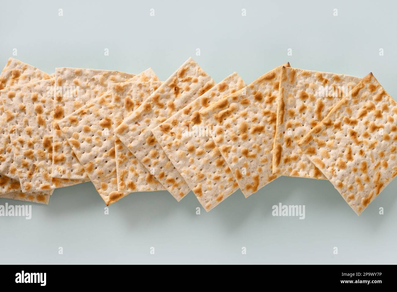 Bandiera di matzo kosher ebraico per la Pasqua su sfondo blu. Pesach vacanza ebraica. Vista dall'alto. Foto Stock