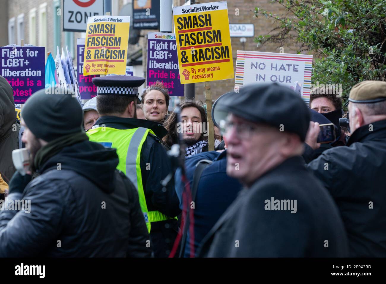 Londra, Regno Unito. 10th marzo, 2023. Anti-fascisti, persone LGBTIQA+ e residenti locali assistono ad una contro-protesta di una piccola protesta da parte dei sostenitori dell'organizzazione no-profit di destra Turning Point UK contro un evento Drag Queen Story Time che credevano fosse stato programmato per avere luogo presso il pub Great Exhibition di East Dulwich. Turning Point UK, così come i gruppi di estrema destra come Patriotic alternative, hanno cercato di impedire che gli eventi precedenti di Drag Queen Story Time abbiano luogo. Credit: Notizie dal vivo di Mark Kerrison/Alamy Foto Stock