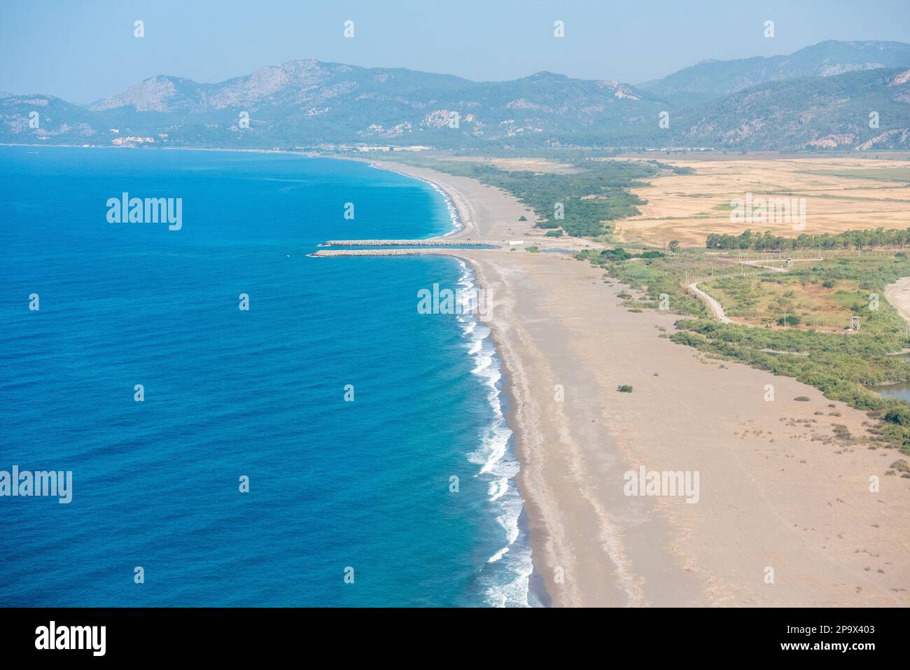 Vista aerea su Dalaman beach verso Sarigerme sul litorale mediterraneo della Turchia. Foto Stock