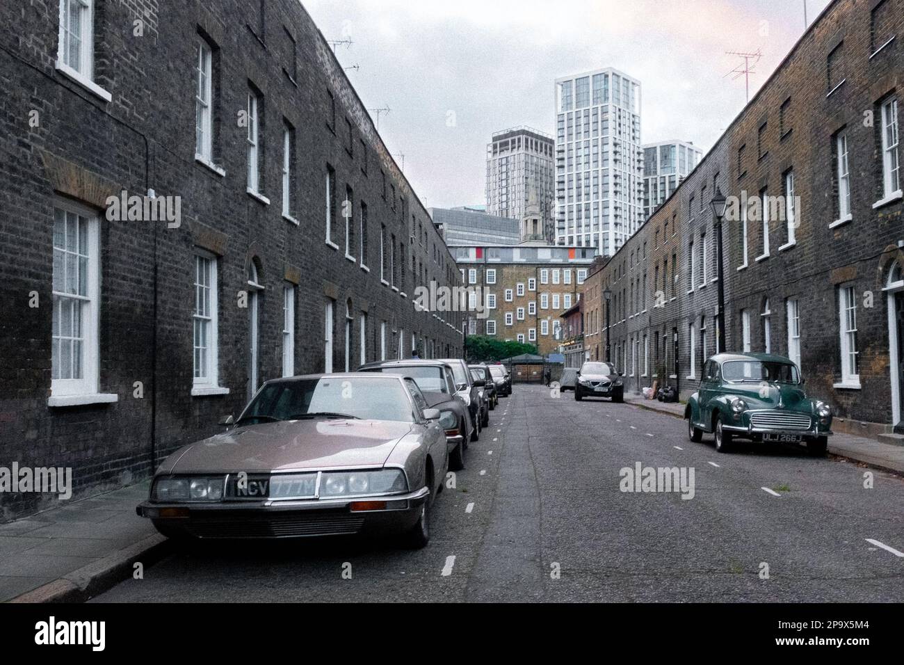 Vecchia Londra con auto d'epoca e vecchie su Whittlesey Street, Londra, Regno Unito Foto Stock
