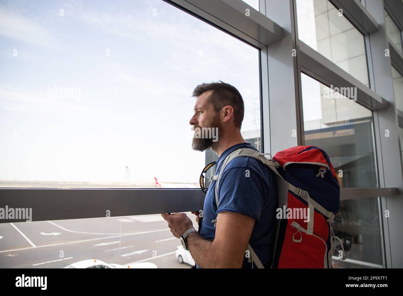 bell'uomo con zaino in attesa in aeroporto Foto stock - Alamy