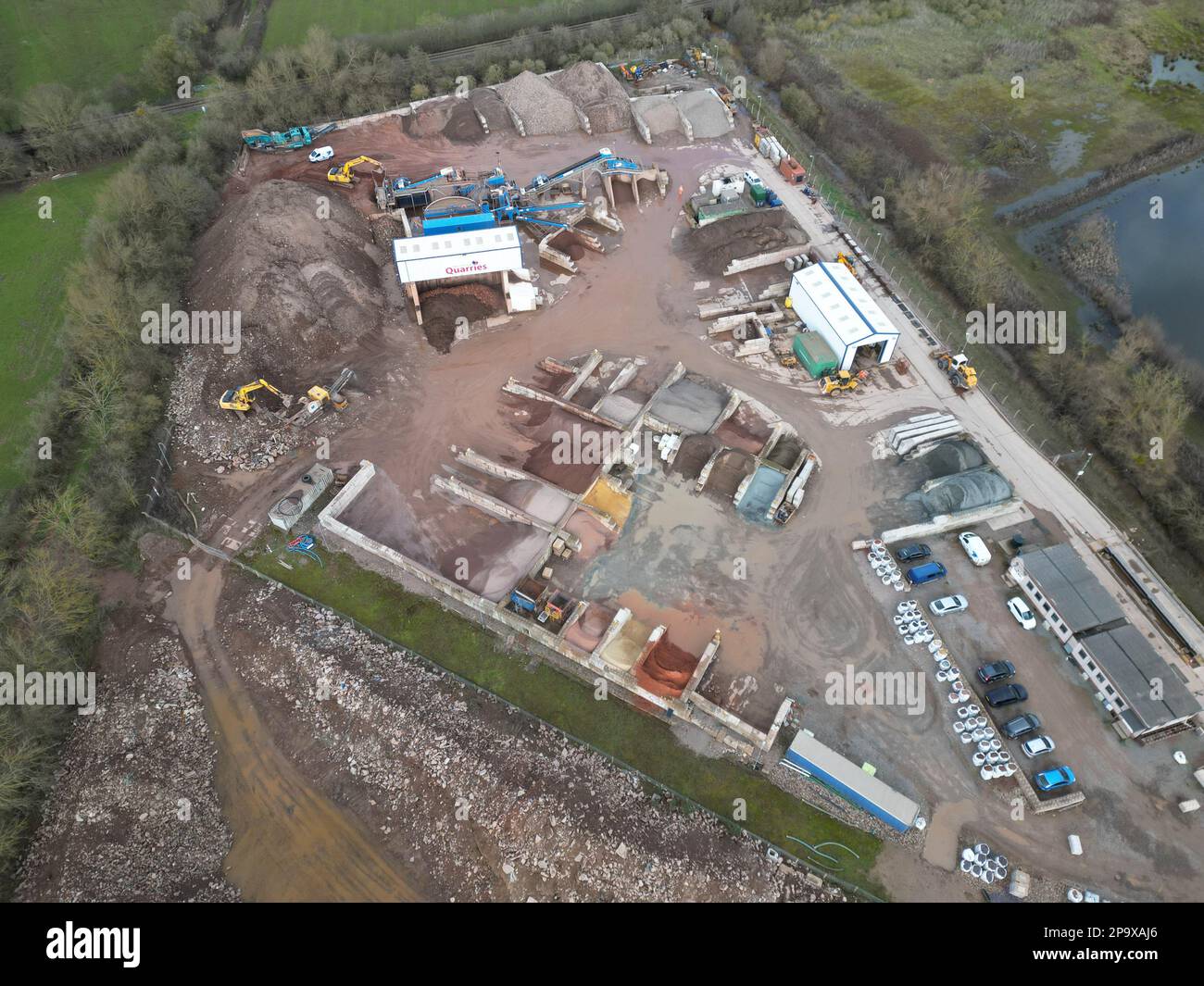 Veduta aerea delle cave di Hereford specializzate nel riciclaggio di aggregati provenienti da progetti di demolizione e costruzione nella cava di Lugg Bridge vicino a Hereford Foto Stock