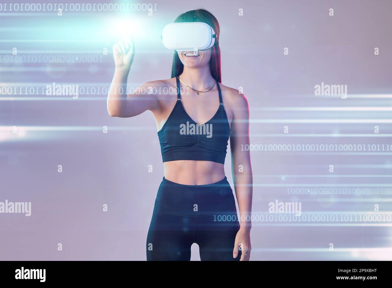 Cyber light, realtà virtuale o donna in metaverse su sfondo studio di gioco digitale su cyber sport per il fitness. Sorridere, toccare con mano o utente di realtà virtuale o. Foto Stock
