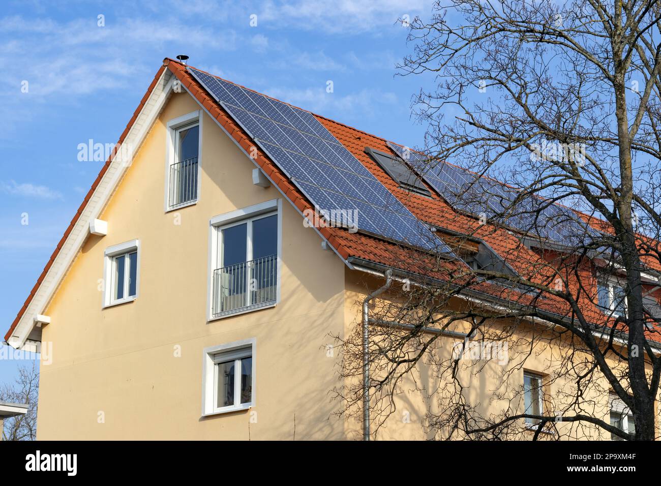 edificio di appartamenti con pannelli solari sul tetto Foto Stock