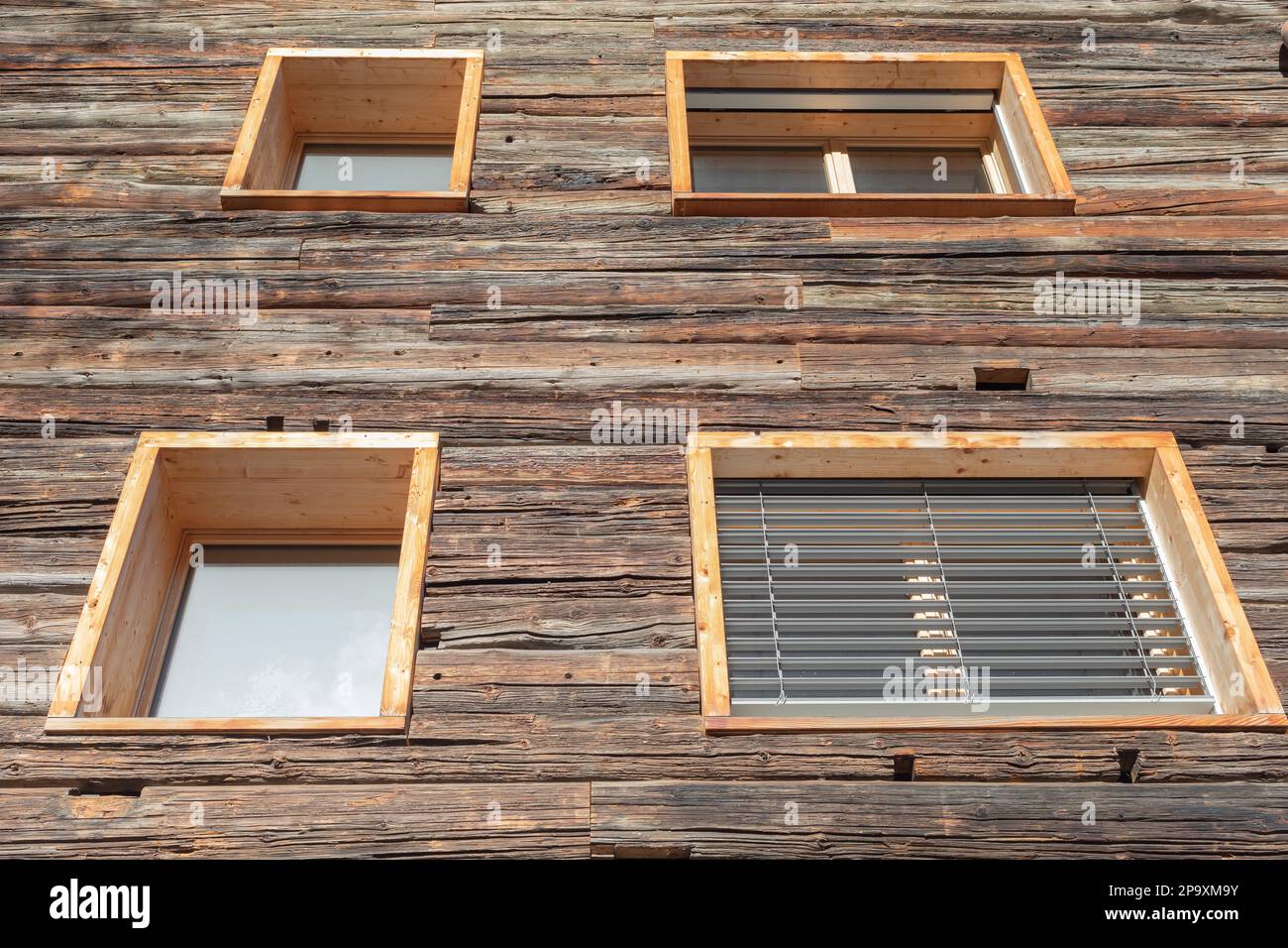 facciata moderna della casa da vecchie tavole di legno Foto Stock