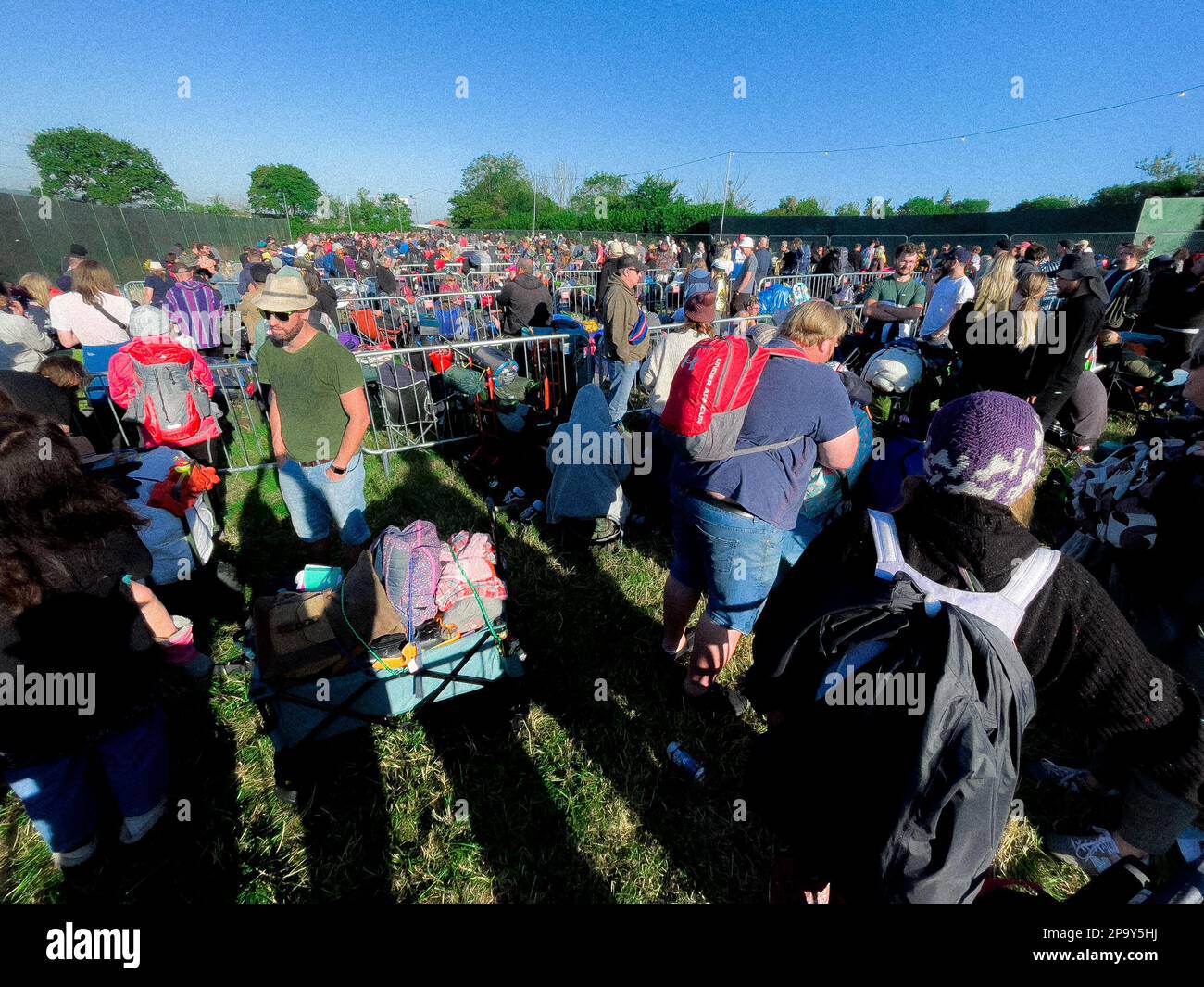 In attesa in coda per il Festival di Glastonbury 2022 quando le porte si aprono al pubblico Mercoledì mattina 08:00 Foto Stock