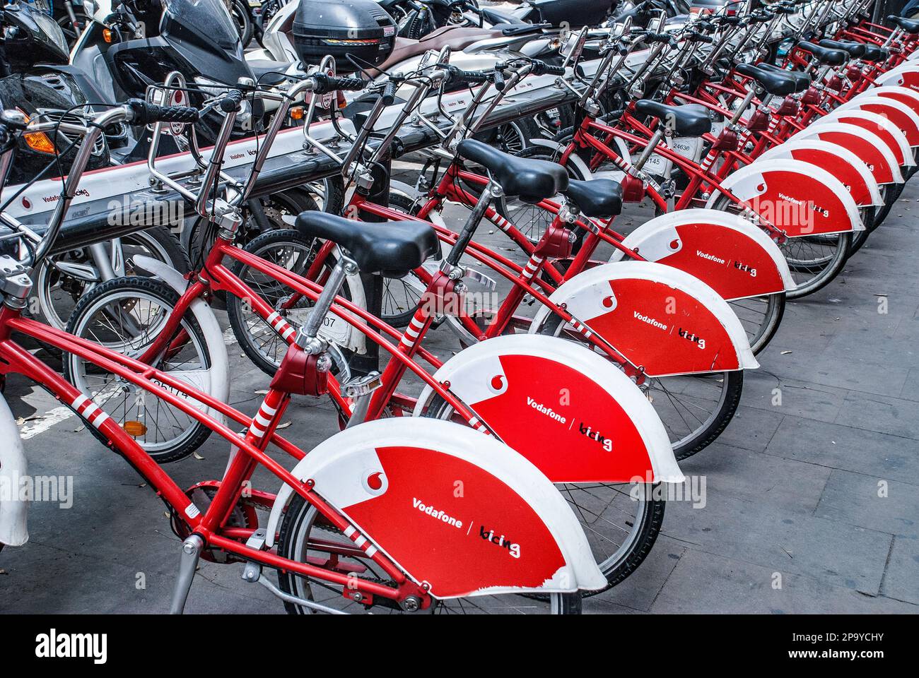 VIU Bicing sistema di noleggio biciclette nella città di Barcellona, Spagna  con biciclette rosse e bianche disponibili a noleggio Foto stock - Alamy