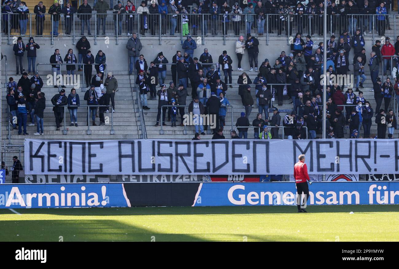 Bielefeld, Germania. 11th Mar, 2023. Calcio: 2nd Bundesliga, Arminia Bielefeld - SV Darmstadt 98, giorno 24 all'Arena di Schüco. "Niente più scuse!" È scritto su un banner davanti alla sezione fan di Bielefeld. Credit: Friso Gentsch/dpa - NOTA IMPORTANTE: In conformità ai requisiti della DFL Deutsche Fußball Liga e del DFB Deutscher Fußball-Bund, è vietato utilizzare o utilizzare fotografie scattate nello stadio e/o della partita sotto forma di sequenze di immagini e/o serie di foto simili a video./dpa/Alamy Live News Foto Stock