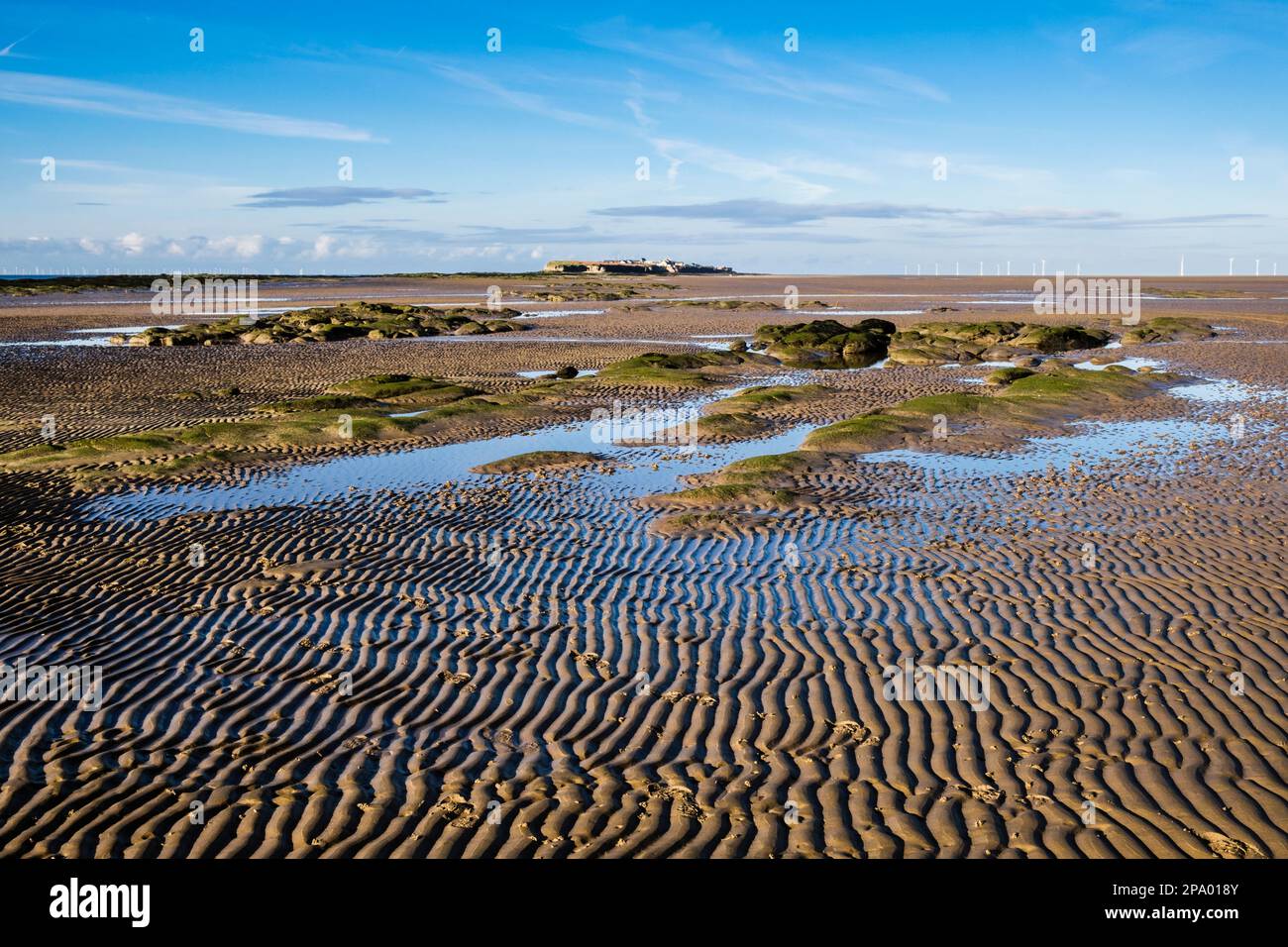 Piscine di marea in sabbia tra l'isola di Little Eva e l'isola di Little Hilbre a Dee Estuary con bassa marea. West Kirby Wirral Peninsula Merseyside Inghilterra Regno Unito Foto Stock