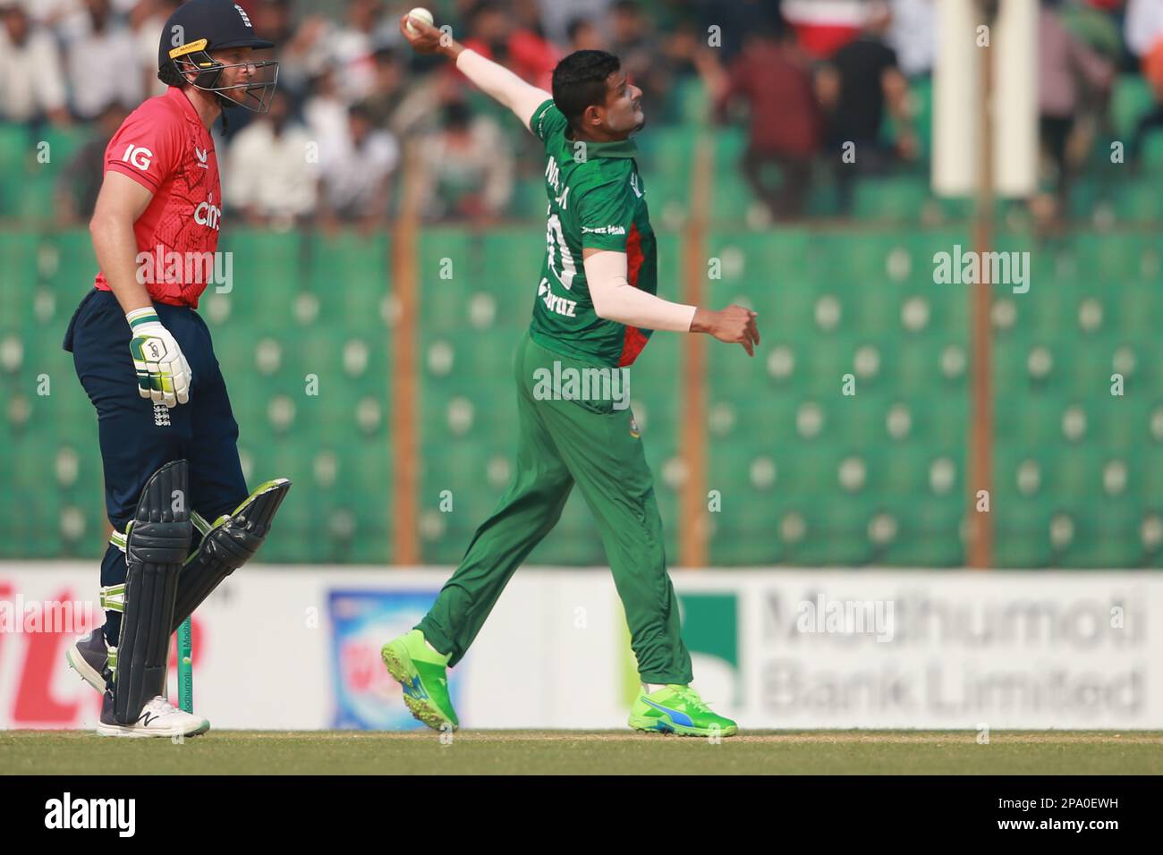 Nasum Ahmed durante il 1st T20I° incontro Bangladesh-Inghilterra di tre serie di partite allo stadio di cricket Zahur Ahmed Chowdhury, Sagorika, Chattogram, Bangladesh. Foto Stock