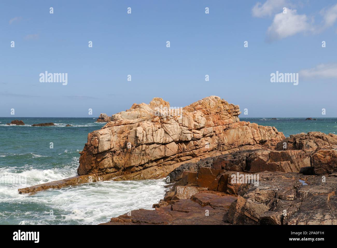 Costa rocciosa della Bretagna - punto di vista sulla Costa di granito Rosa, le Gouffre, Cote de Granit Rose, Plougrescant, Bretagna, Francia Foto Stock