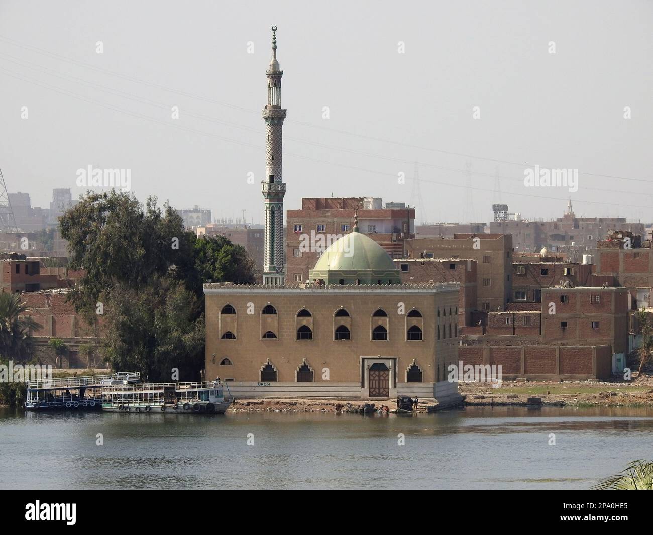 Giza, Egitto, 9 2023 marzo: Una bella moschea piccola con una cupola verde e alto minareto sulla riva del Nilo, Una moschea masjid luogo islamico sul Ni Foto Stock