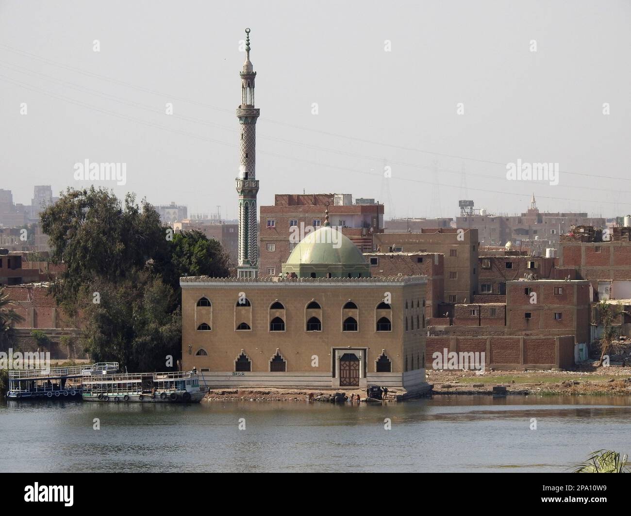 Giza, Egitto, 9 2023 marzo: Una bella moschea piccola con una cupola verde e alto minareto sulla riva del Nilo, Una moschea masjid luogo islamico sul Ni Foto Stock