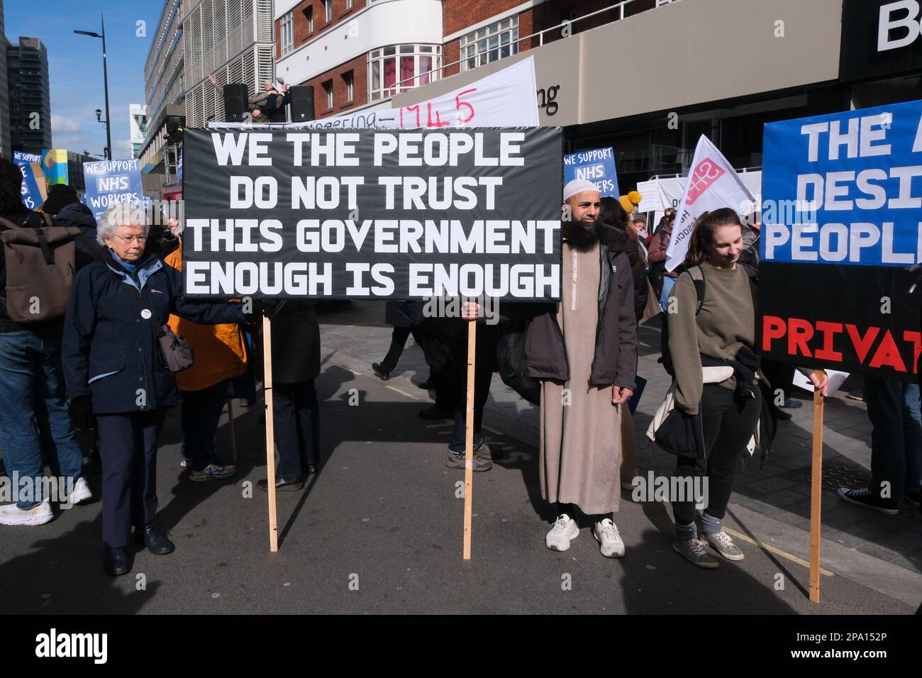 Tottenham Court Road, Londra, Regno Unito. 11th marzo 2023. Una marcia e un rally a Londra per l'NHS. Credit: Matthew Chattle/Alamy Live News Foto Stock
