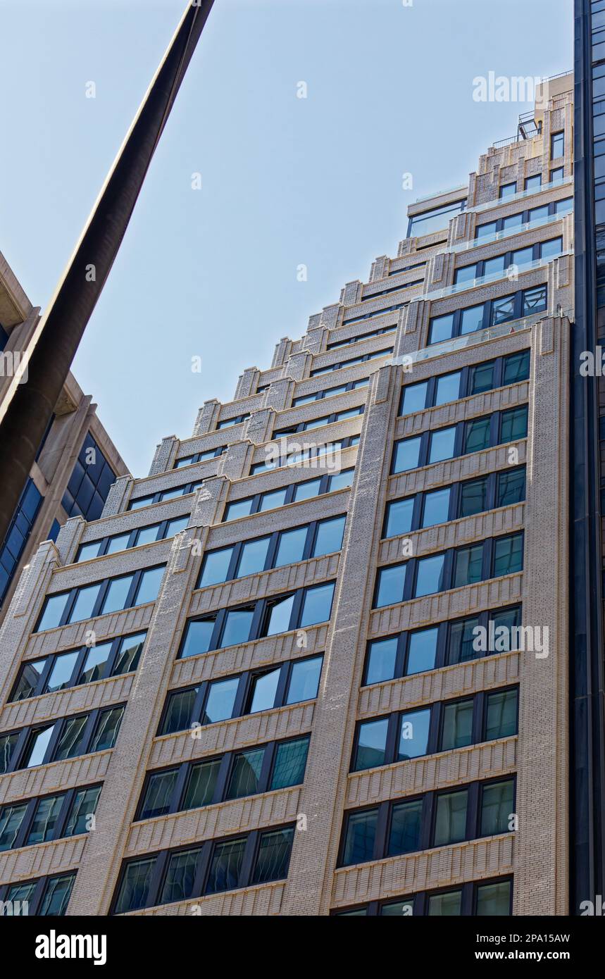 Quartiere finanziario di New York: 101 Wall Street, un alto edificio in pietra e mattoni bianchi in Art Deco, ha battute d'arresto sui piani superiori. Foto Stock