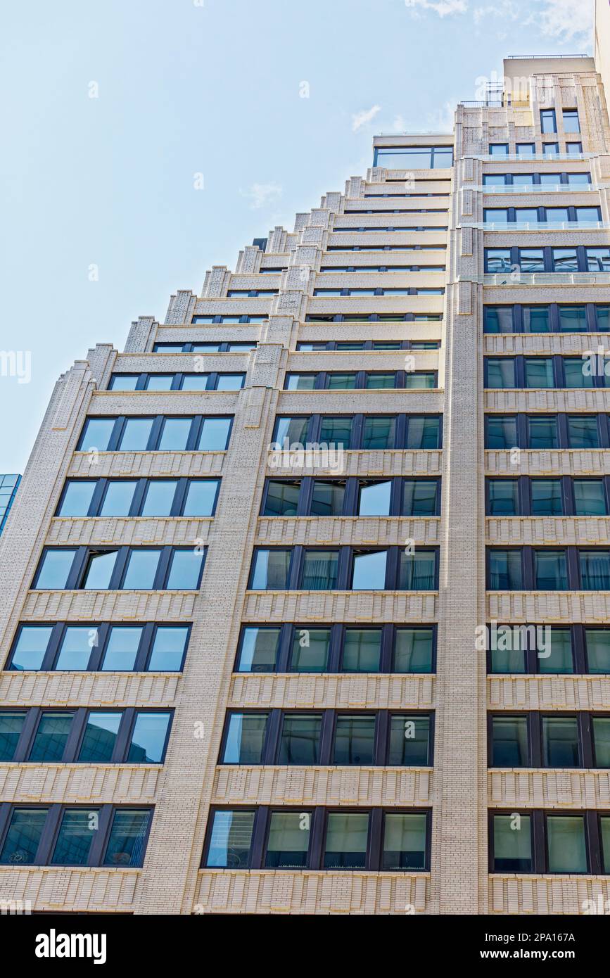 Quartiere finanziario di New York: 101 Wall Street, un alto edificio in pietra e mattoni bianchi in Art Deco, ha battute d'arresto sui piani superiori. Foto Stock