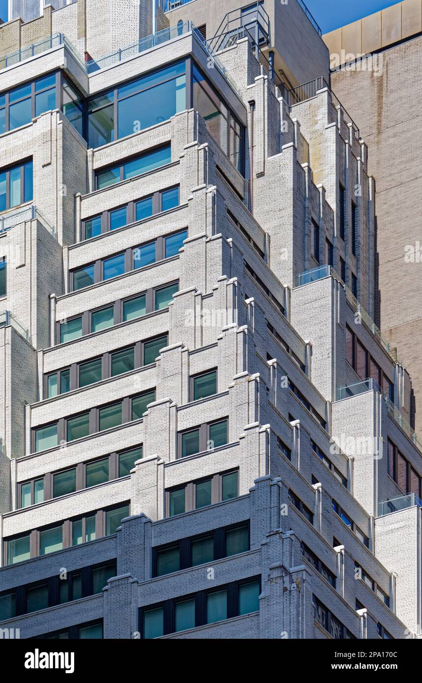 Quartiere finanziario di New York: 101 Wall Street, un alto edificio in pietra e mattoni bianchi in Art Deco, ha battute d'arresto sui piani superiori. Foto Stock