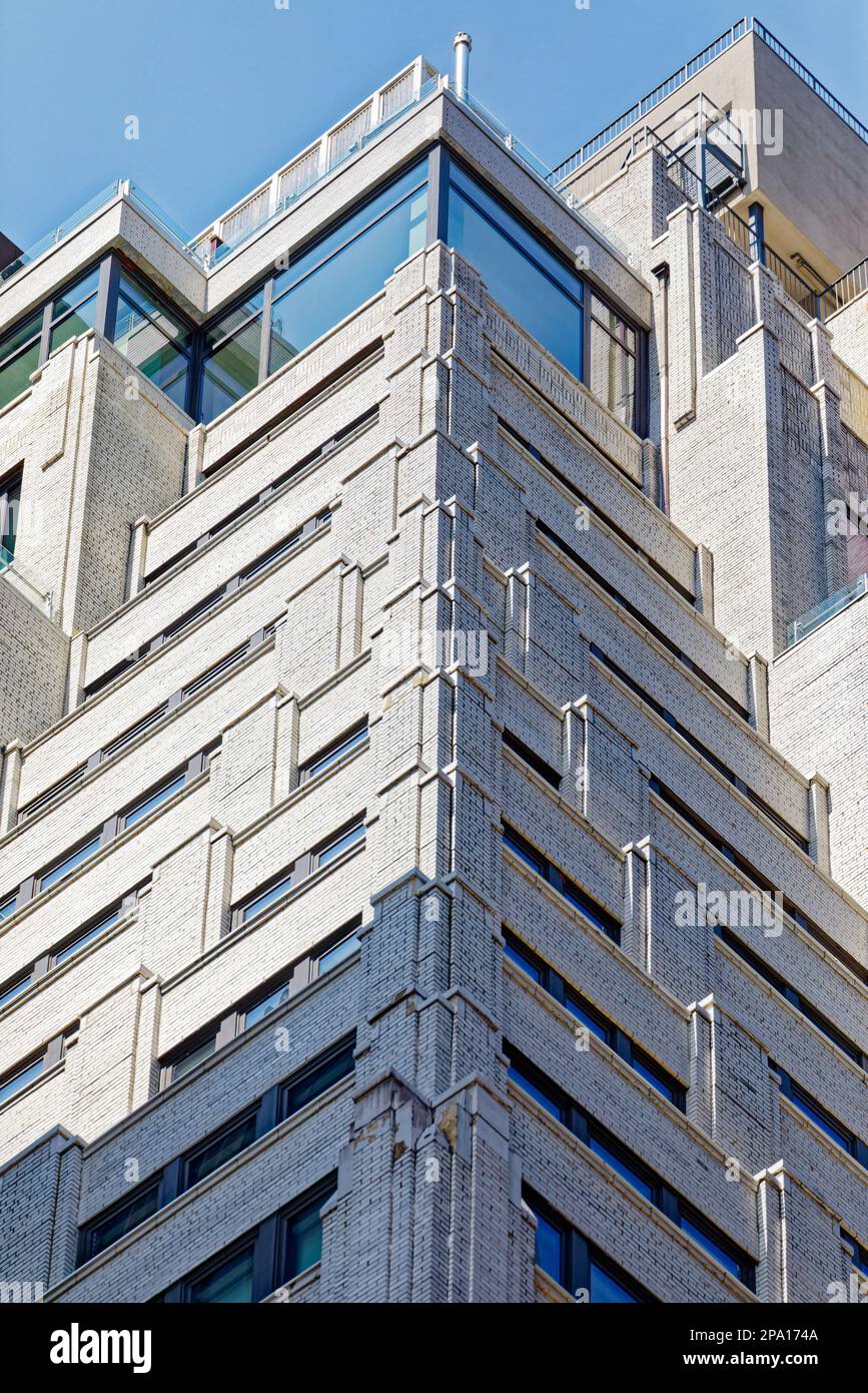Quartiere finanziario di New York: 101 Wall Street, un alto edificio in pietra e mattoni bianchi in Art Deco, ha battute d'arresto sui piani superiori. Foto Stock