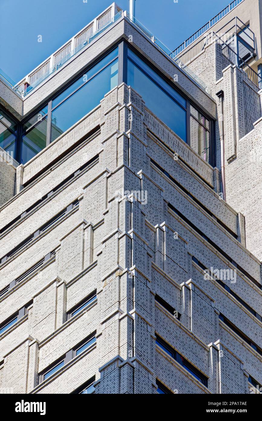 Quartiere finanziario di New York: 101 Wall Street, un alto edificio in pietra e mattoni bianchi in Art Deco, ha battute d'arresto sui piani superiori. Foto Stock