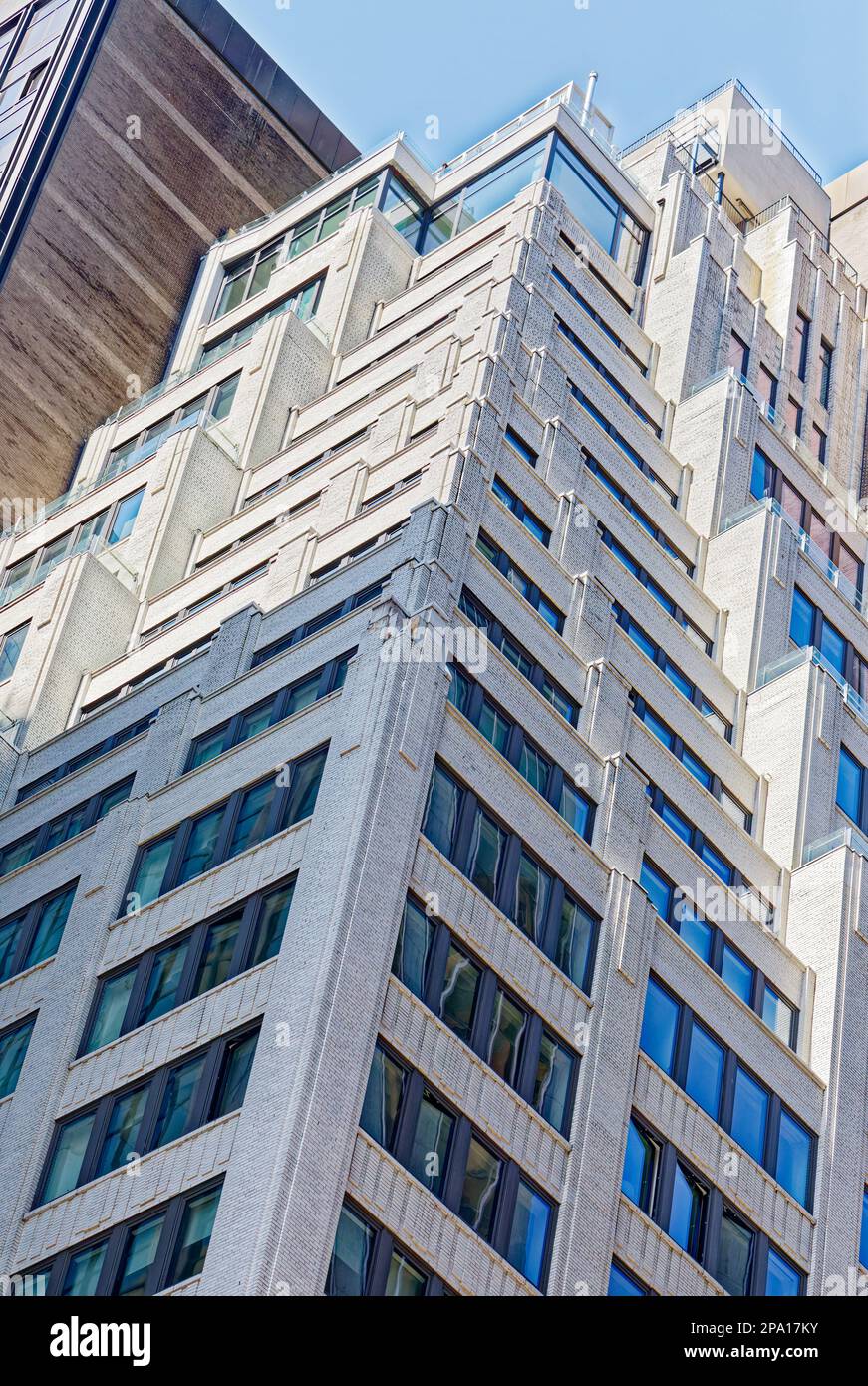 Quartiere finanziario di New York: 101 Wall Street, un alto edificio in pietra e mattoni bianchi in Art Deco, ha battute d'arresto sui piani superiori. Foto Stock