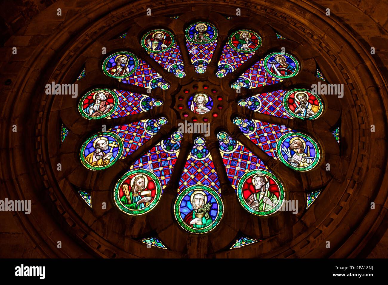 Primo piano del lucernario circolare in vetro colorato. Vista dall'interno del famoso edificio cattolico. Foto Stock