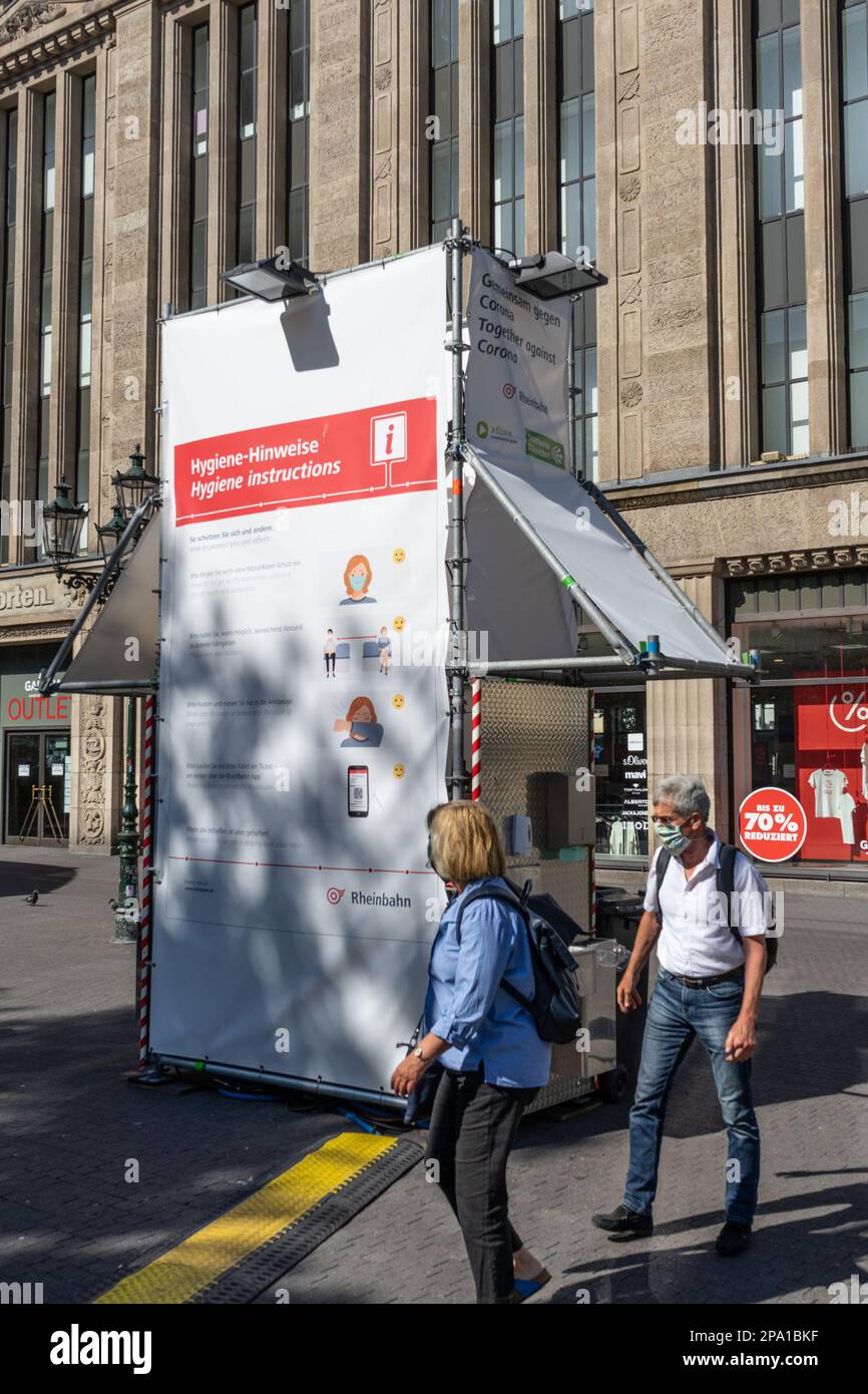 DUESSELDORF, GERMANIA. 27 maggio, 2020. Una stazione di disinfezione temporanea è apparsa nel centro di Duesseldorf nel tentativo di controllare il focolaio del Foto Stock