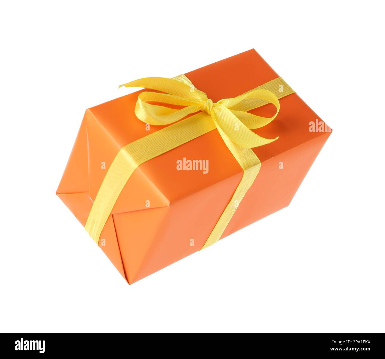 Scatola regalo arancione con arco giallo isolato su bianco Foto Stock