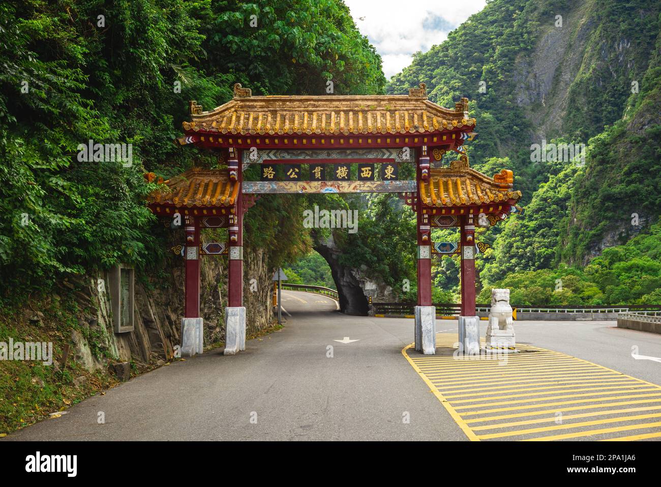 Ingresso est del Parco Nazionale di Taroko Arch Gate a Hualien, taiwan. Traduzione: Da est a ovest Cross Island Highway Foto Stock