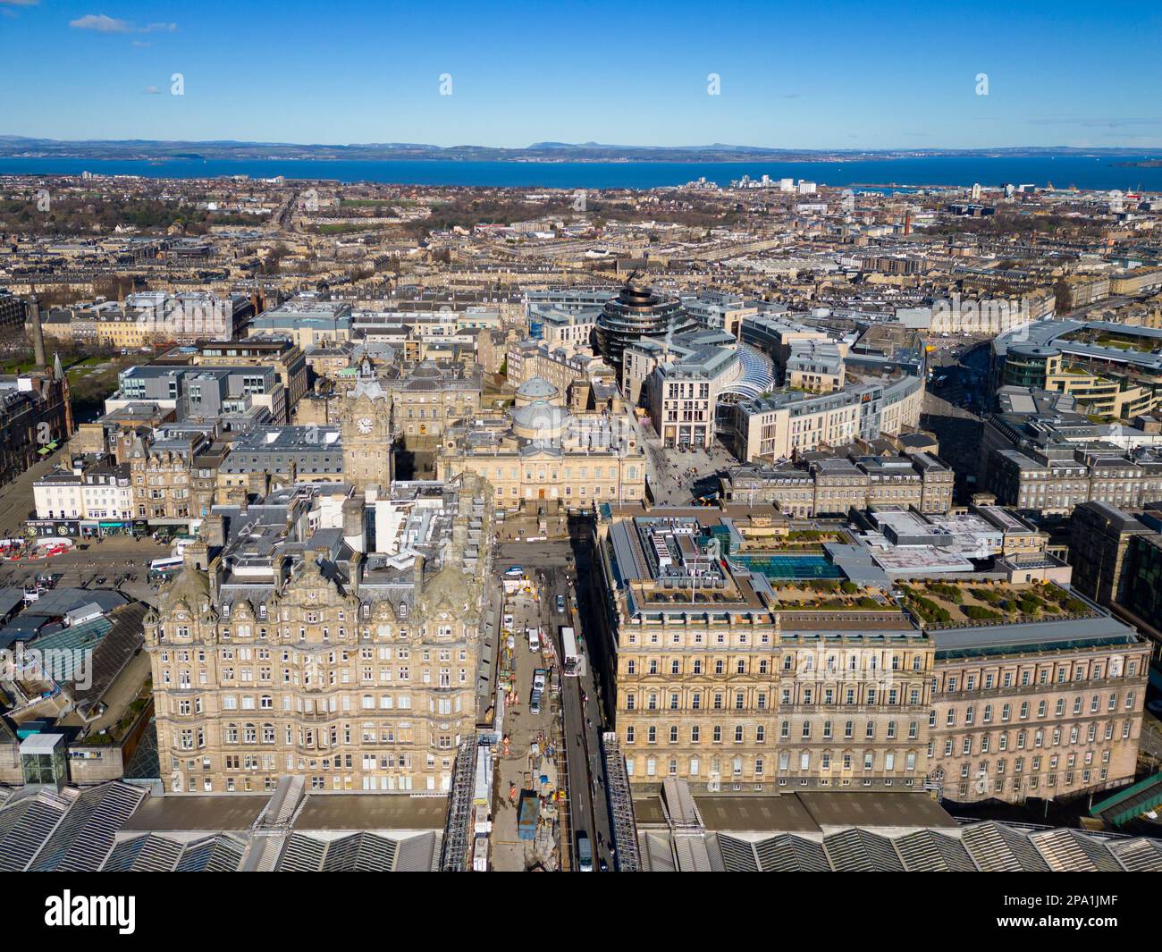 Vista aerea del centro di Edimburgo dal drone, Scozia, Regno Unito Foto Stock