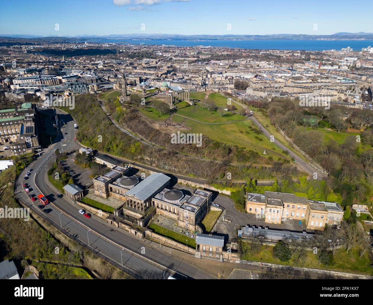 Veduta aerea di Calton Hill a Edimburgo dal drone, Scozia, Regno Unito Foto Stock