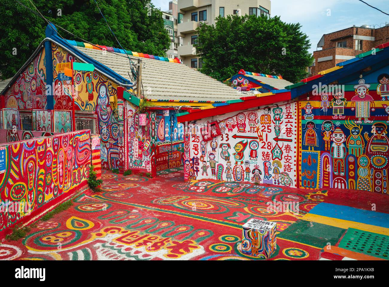 10 settembre: Rainbow Village nella città di taichung, taiwan. E' un villaggio veterano con vivaci e colorate opere di Street art create da un ex soldato, Huang Foto Stock