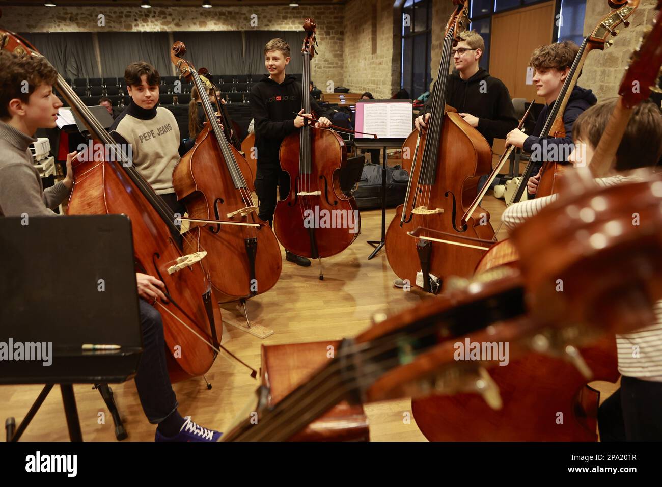 Blankenburg, Germania. 11th Mar, 2023. I partecipanti al laboratorio 'Double Bass' della Junge Bass Akademie fanno musica al monastero di Michaelstein. Il Junge Bass Akademie è un laboratorio per bambini e giovani entusiasti del basso provenienti da tutta la Germania per migliorare le loro capacità di gioco. Credit: Matthias Bein/dpa/ZB/dpa/Alamy Live News Foto Stock